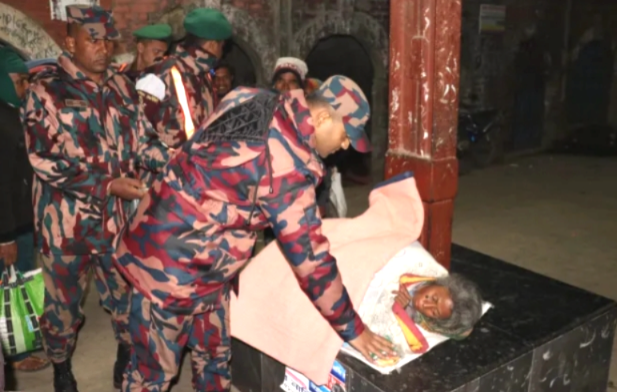 যশোরে বিজিবির উদ্যোগে অসহায় ও দুঃস্থদের মাঝে শীতবস্ত্র বিতরণ