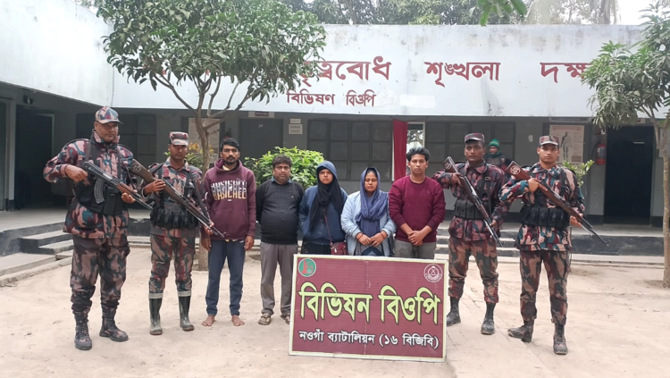চাঁপাইনবাবগঞ্জ সীমান্ত দিয়ে ৫ বাংলাদেশিকে পুশ-ইন, বিজিবির হাতে আটক