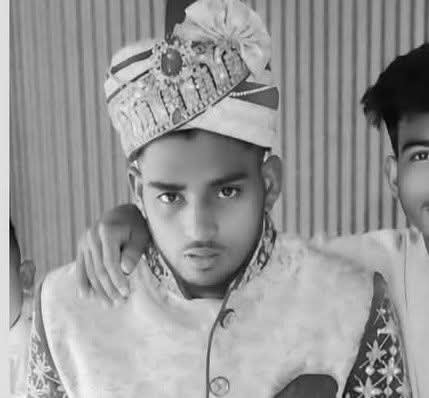 গাছ থেকে পড়ে এক যুবকের মৃত্যু