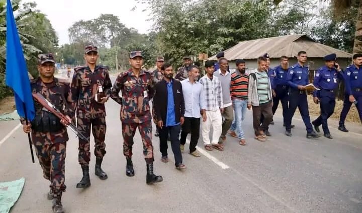 তুরা কারাগার থেকে মুক্ত চিলমারীর ৬ মৎস্যজীবী দেশে ফিরলেন—নাকোগাঁও বন্দরে আবেগে ভাসলো সীমান্ত