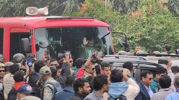 মাকে দেখতে এভারকেয়ারে তারেক রহমান