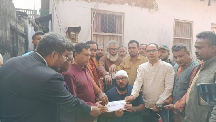 নওগাঁর রানীনগরে মশিউর রহমান রাজুকে আর্থিক সহায়তা দিলেন তারেক রহমান