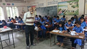 প্রাথমিক শিক্ষকদের কর্মবিরতি, পরীক্ষা নিচ্ছে দপ্তরী–কাম–প্রহরি