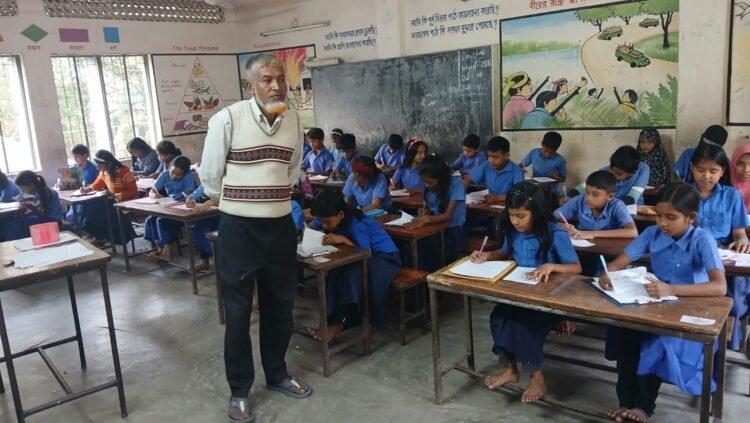 প্রাথমিক শিক্ষকদের কর্মবিরতি, পরীক্ষা নিচ্ছে দপ্তরী–কাম–প্রহরি