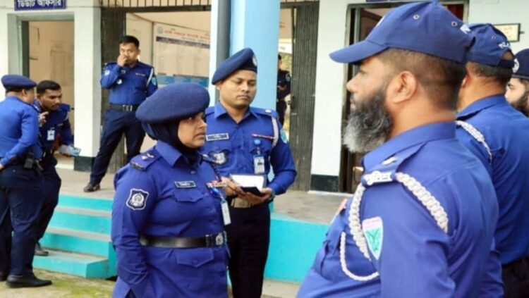 জেলার আইন শৃংখলা তদারকতিে পুলিশ সুপার