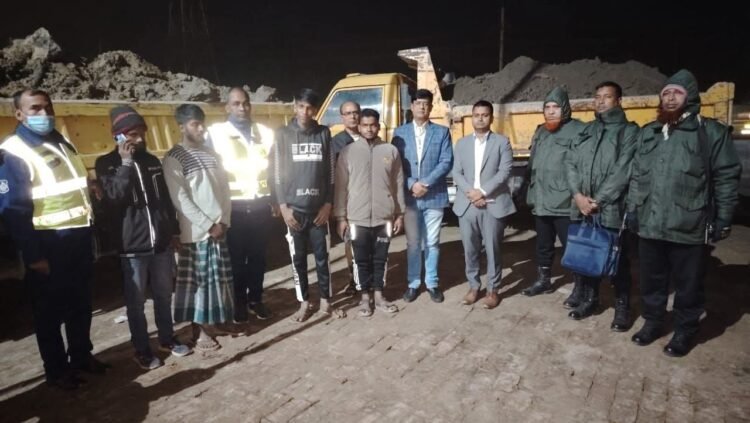 রায়গঞ্জে টপসয়েল লুট: চক্রের ৪ সদস্য আটক, অর্থদণ্ড ও কারাদণ্ড