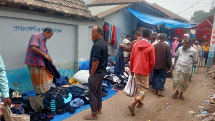 শীতের আগমনে ব্যস্ততা বেড়েছে কাপড় ব্যবসায়ীদের