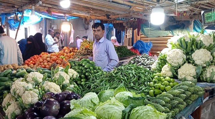 ‘বউবাজার’ আর ভোরের কেনাকাটায় ভাটা—নবীনগর সদর বাজারে ক্রেতা হারাচ্ছেন বিক্রেতারা