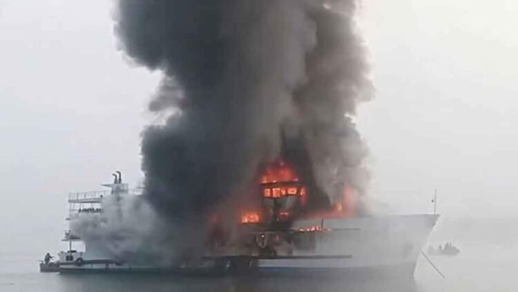 সেন্টমার্টিনগামী পর্যটকবাহী জাহাজে ভয়াবহ অগ্নিকাণ্ড