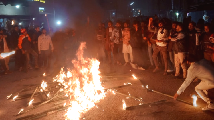 জামালপুর শহর ও সদর উপজেলা ছাত্রদলের কমিটি বাতিলের দাবিতে মশাল মিছিল ও বিক্ষোভ