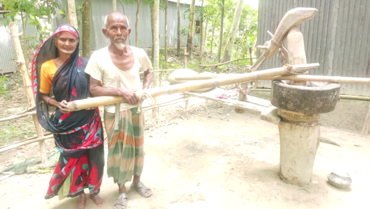 সিরাজগঞ্জে কাঁধে জোঁয়াল টেনে সংসার চালান আকবর–মমতা পরিবার
