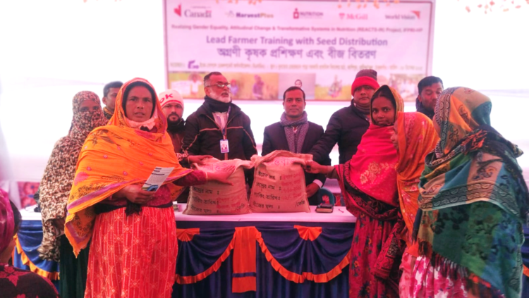 ঠাকুরগাঁওয়ে বিনামূল্যে ৭৫জন কৃষক পেল জিংক ধানের বীজ