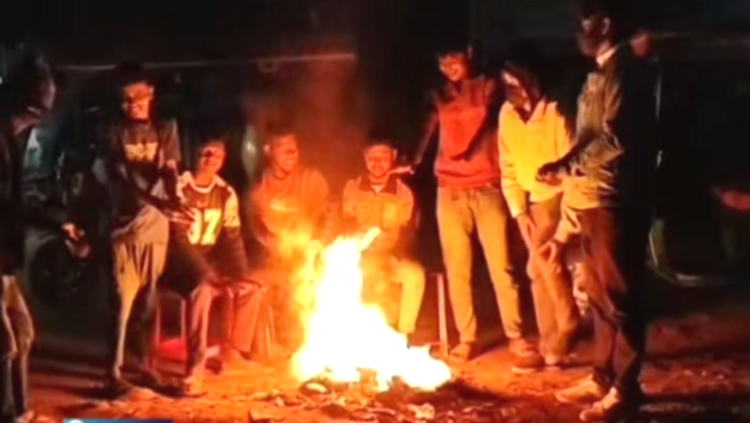 নাসির নগরে  হাড়কাঁপানো শীত,খরখুটো জ্বালিয়ে শীত নিবারণের চেষ্টা