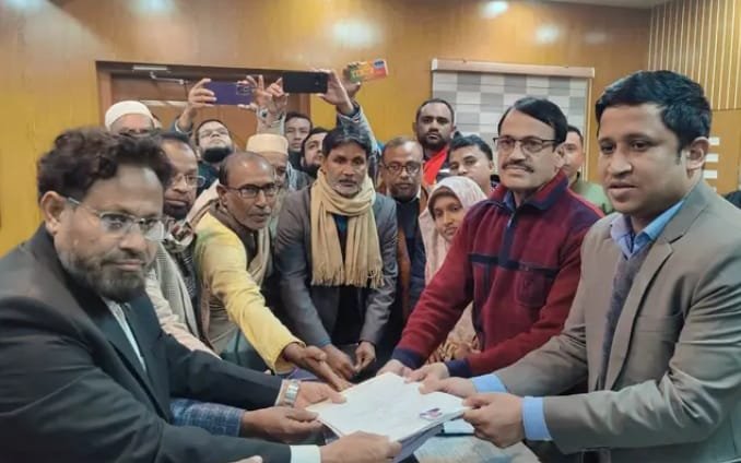 সিরাজগঞ্জ ৩ আসনে ধানের শীষের  চুড়ান্ত প্রার্থী হিসেবে মনোনয়ন জমা দিলেন ভিপি আয়নুল হক