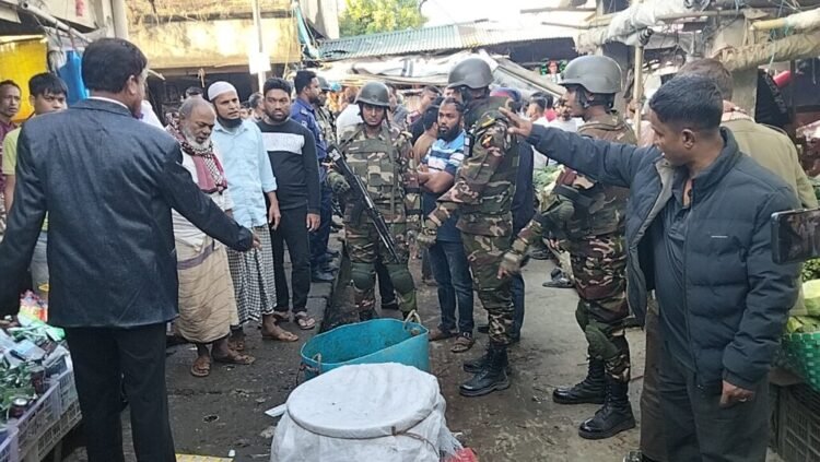 আলীকদম বাজারে সেনা জোন ও উপজেলা প্রশাসনের যৌথ অভিযান