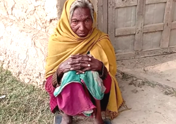 বৃদ্ধা মা সন্তানদের জন্য বোঝা এখন