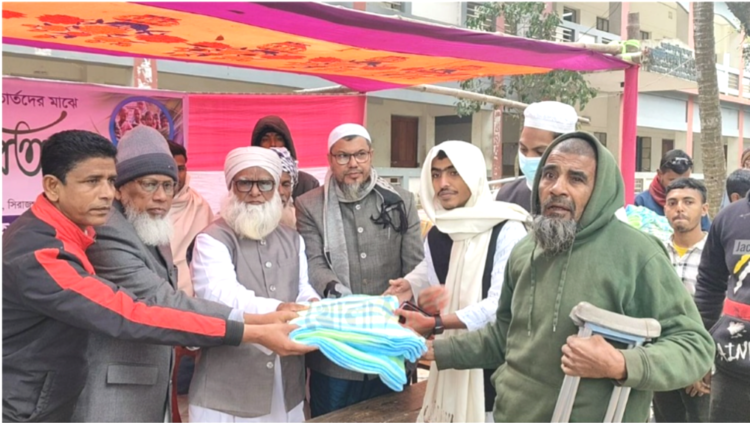 রায়গঞ্জে খিদমাতুল উম্মাহ ফাউন্ডেশনের উদ্যোগে শীতবস্ত্র বিতরণ