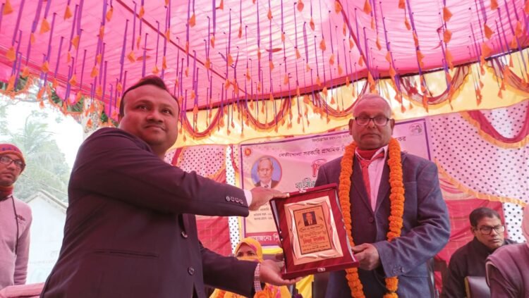 কেশবপুরে ৩৮ বছরের শিক্ষকতা শেষে শ্রদ্ধা-ভালবাসায় প্রধান শিক্ষকের বিদায়