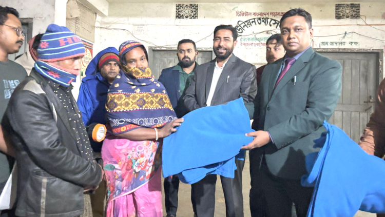 কনকনে শীতে সহমর্মিতার দৃষ্টান্ত—লোহাগাড়ায় অসহায়দের পাশে ইউএনও