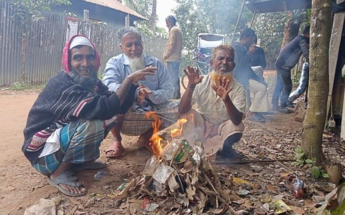 লৌহজংয়ে শীতের তীব্রতা:খোলা আগুনে শীত নিবারণ, দুর্ভোগে নিম্নআয়ের মানুষ