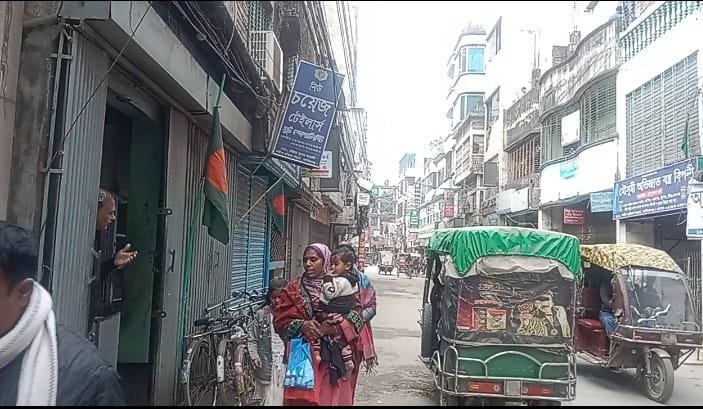 মানিকগঞ্জ শহরে জাতীয় পতাকা অর্ধ নিম্ন করে  পালন করা হচ্ছে জাতীয় শোক দিবস