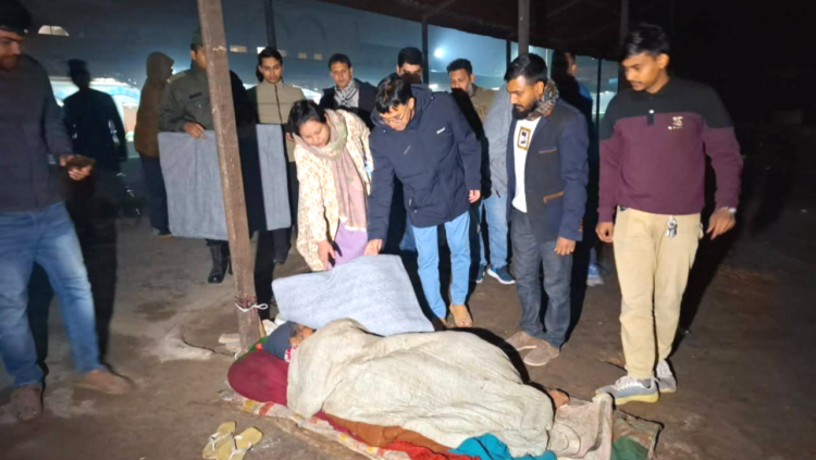 সৈয়দপুরে ছিন্নমূল মানুষের মাঝে কম্বল বিতরণ করলেন জেলা প্রশাসক