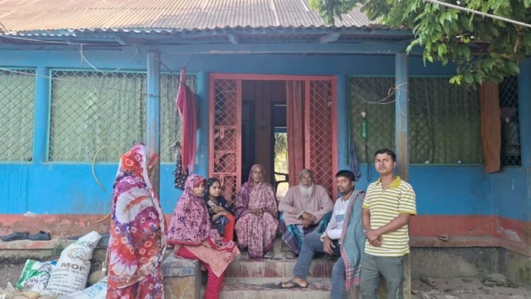 রাজবাড়ীতে বসতবাড়ীতে নারকীয় তান্ডব হামলা-ভাংচুর ফসল-স্বর্ণালংকার ও সর্বস্ব লুট