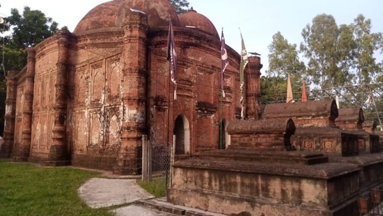 অষ্টগ্রামে ঐতিহাসিক কুতুব শাহী মসজিদে নেই টয়লেট ও ইস্তিঞ্জার ব্যবস্থা বিপাকে মুসল্লিরা
