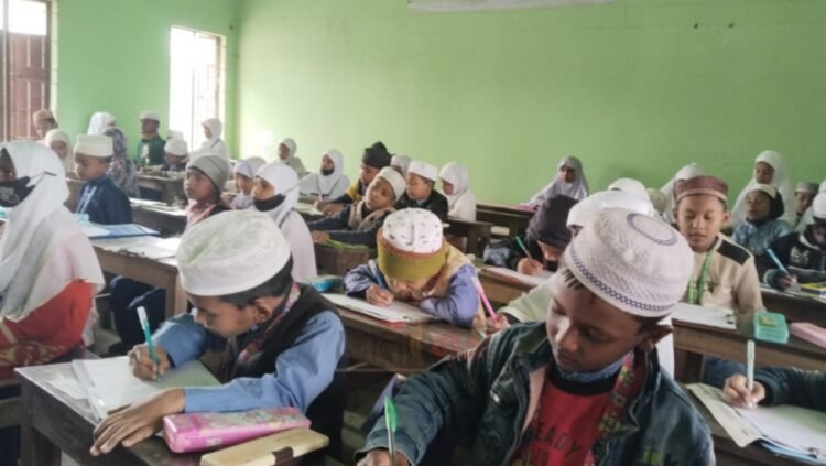 রায়গঞ্জে মাদ্রাসা শিক্ষার্থীদের ইকরা নূরানী শিক্ষা বৃত্তি পরীক্ষা অনুষ্ঠিত