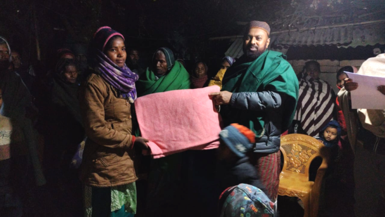 ঘোড়াঘাটে দ্বারে দ্বারে ঘুরে ব্যক্তিগত উদ্যোগে ইউপি চেয়ারম্যানের ২২শ কম্বল বিতরণ