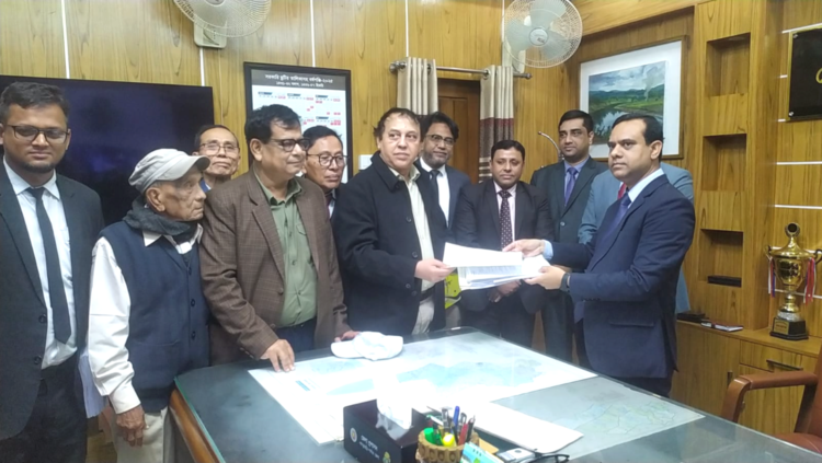 খাগড়াছড়ি জেলা প্রশাসক কার্যালয়ে বিএনপি প্রার্থী ওয়াদুদ ভুঁইয়ার মনোনয়নপত্র জমা