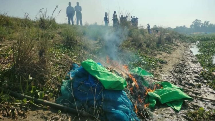 আত্রাইয়ে অবৈধ জালের বিরুদ্ধে কঠোর অভিযান: ভ্রাম্যমাণ আদালতে কচ জাল জব্দ ও ধ্বংস