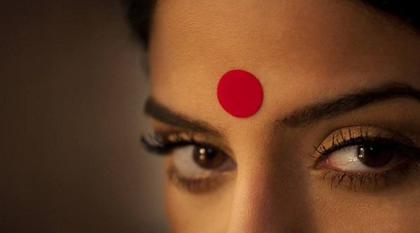 টিপ পড়ছেন? টিপের আঠায় হতে পারে চর্মরোগ