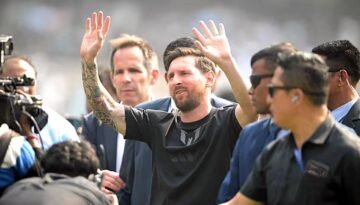 মেসিকে ঠিকমতো দেখতে না পেয়ে উত্তাল কলকাতা, গ্যালারি ভাঙচুর করে মাঠে নামলেন দর্শকরা