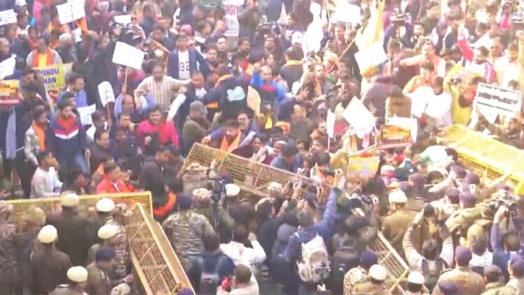 নয়াদিল্লিতে বাংলাদেশ হাইকমিশনে ব্যারিকেড ভেঙে প্রবেশের চেষ্টা