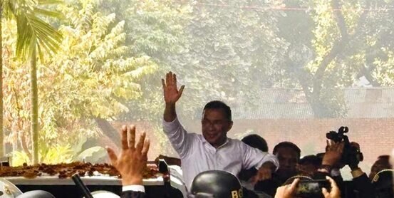 হাদির কবর জিয়ারত শেষে নির্বাচন ভবনের পথে তারেক রহমান