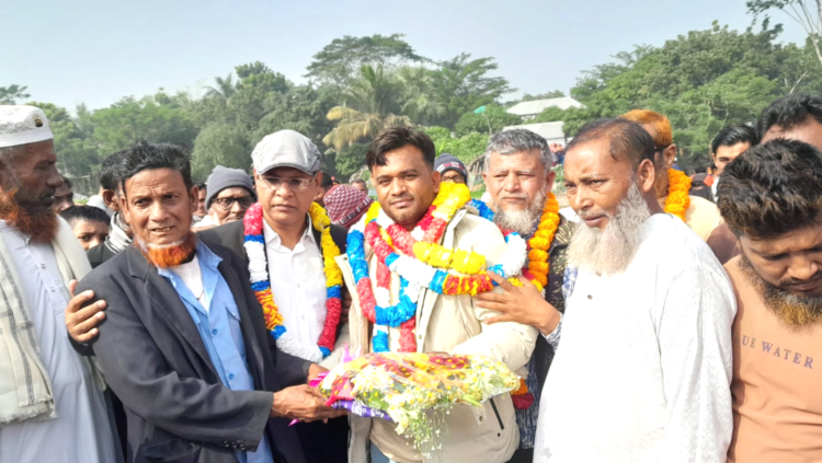 গোপালগঞ্জে বিএনপি’র প্রার্থী সেলিমুজ্জামানের নির্বাচনী প্রচার-প্রচারণায় অংশ নিতে সুদূর প্রবাস থেকে হেলিকপ্টার যোগে গ্রামে ফিরলেন প্রবাসী শাহাবুদ্দিন মিয়া