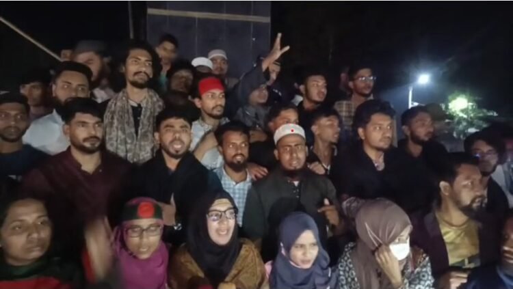 মৌলভীবাজারে ছাত্র জনতার বিক্ষোভ ও সড়কে যান চলাচল বন্ধ করে ৪ ঘন্টা ব্লকেড