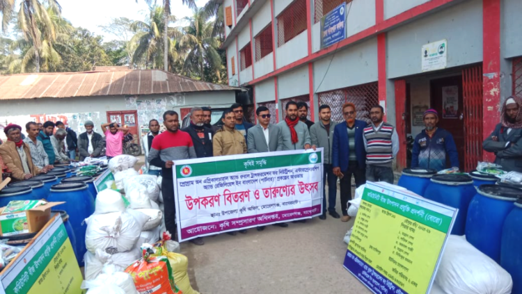 মোরেলগঞ্জে ৮৯ প্রান্তিক কৃষকের হাতে বিনামূল্যে বীজ–সার ও কৃষি উপকরণ সোনালি ধানের স্বপ্নে কৃষকের চোখে মুখে স্বস্তির হাসি