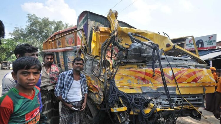 বগুড়া শাজাহানপুরে বাস ও ট্রাকের মুখোমুখি সংঘর্ষ ড্রাইভারসহ কয়েক জন আহত