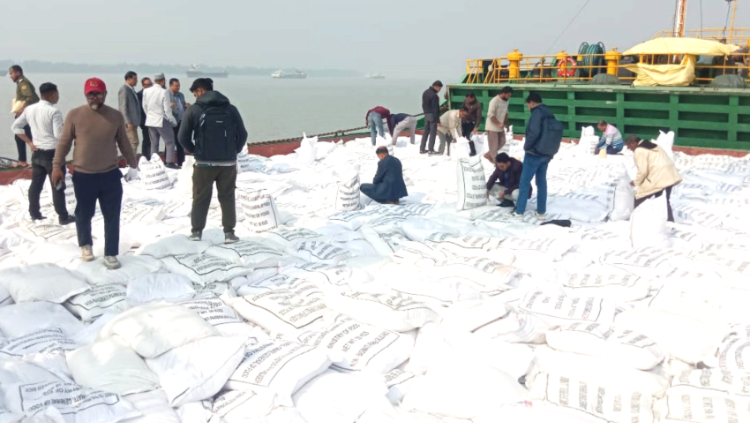 ‎মোংলা বন্দরে ভারত থেকে এলো ৫ হাজার টন চাল