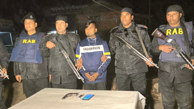 শ্রীপুরে যৌথ বাহিনীর অভিযানের বিদেশি পিস্তল, একটি ম্যাগজিন ও এক রাউন্ড গুলিসহ যুবক আটক