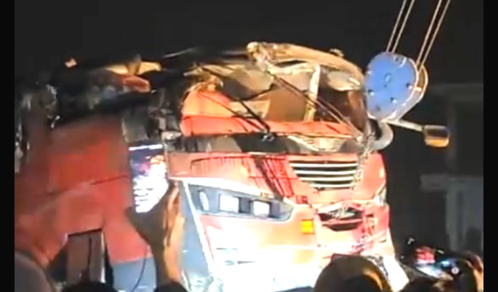 দিনাজপুর–রংপুর মহাসড়কে দিনাজপুরের চিরিরবন্দর উপজেলার নতুন ভুষিরবন্দরে বাস দুর্ঘটনা