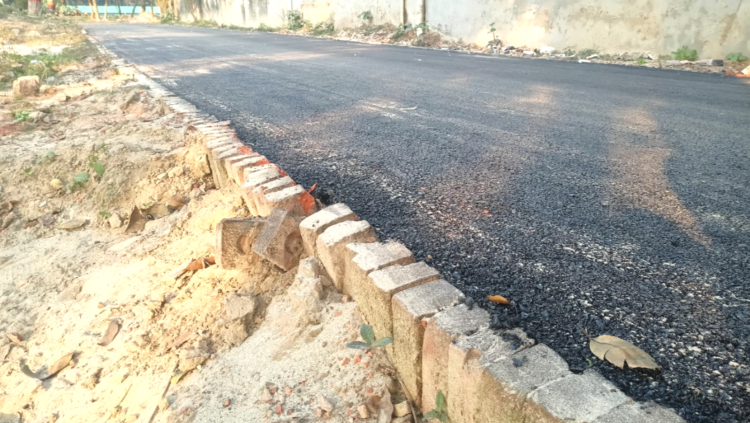 নওগাঁ ‎মান্দায় উপজেলা চত্বরে রাস্তার কাজে ব্যাপক অনিয়ম জনমনে ক্ষোভ