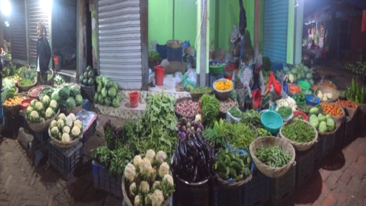 পেঁয়াজ-আলুতে স্বস্তি মিললেও দোহারে সবজির বাজারে অস্বস্তি