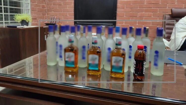 জাবিতে ২০ বোতল বিদেশি মদসহ শিক্ষার্থী আটক