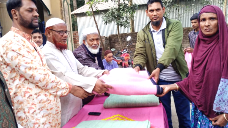 রায়গঞ্জে আল মদিনা যুব ফাউন্ডেশনের শীতবস্ত্র বিতরণ