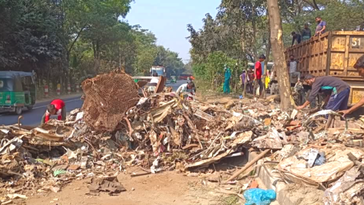 ​মিরসরাইয়ে বিএসআরএম লরির তাণ্ডব: প্রাণ গেল ব্যবসায়ীর, সাংবাদিকসহ আহত বহু