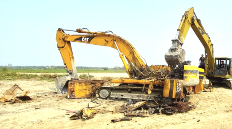 যশোরের চাঁচড়া নিমতলা এলাকায় রাতের আঁধারে অবৈধ ভেকু দিয়ে মাটি বিক্রি: অবৈধ টলির কারণে বেনাপোল সড়ক ঝুঁকিপূর্ণ