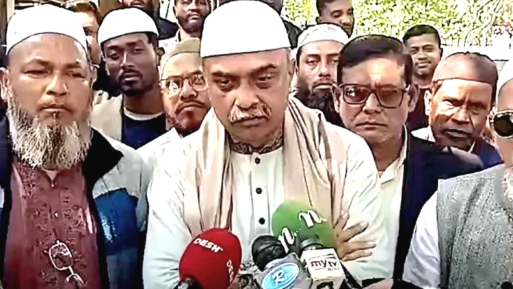 বাবা–মায়ের কবর জিয়ারতের মধ্য দিয়ে নির্বাচনী প্রচারণা শুরু করলেন ব্যারিস্টার রাগীব রউফ চৌধুরী